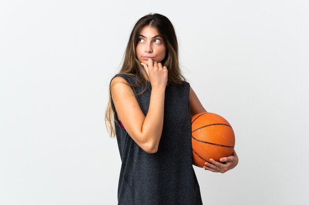 Mujer joven, jugar al básquetbol, aislado