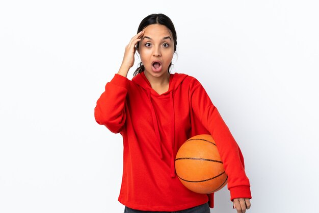 Mujer joven, jugar al básquetbol, aislado