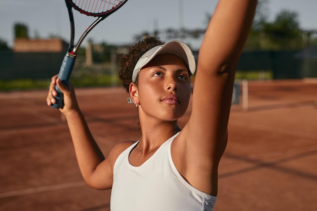 Mujer joven, jugar al tenis, en, cancha