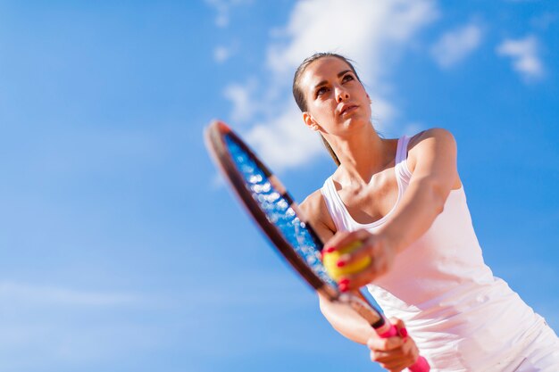 Mujer joven, jugar al tenis