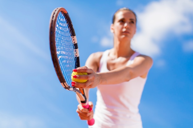 Mujer joven, jugar al tenis