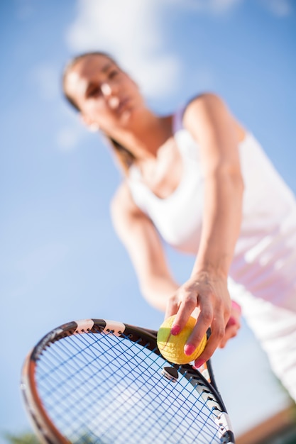 Mujer joven, jugar al tenis