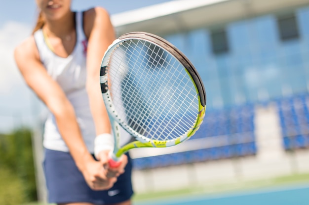 Mujer joven, jugar al tenis