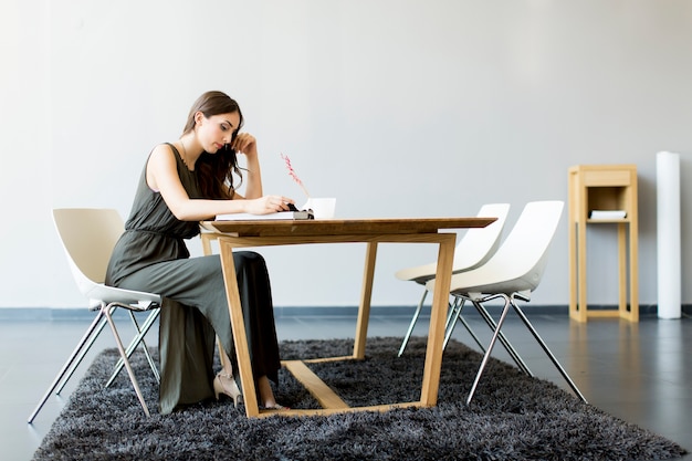 Mujer joven junto a la mesa