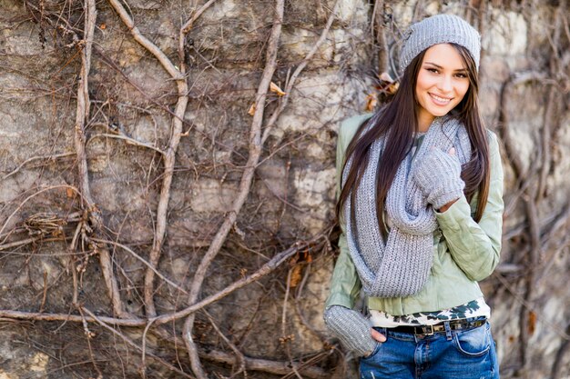 Mujer joven junto a la pared