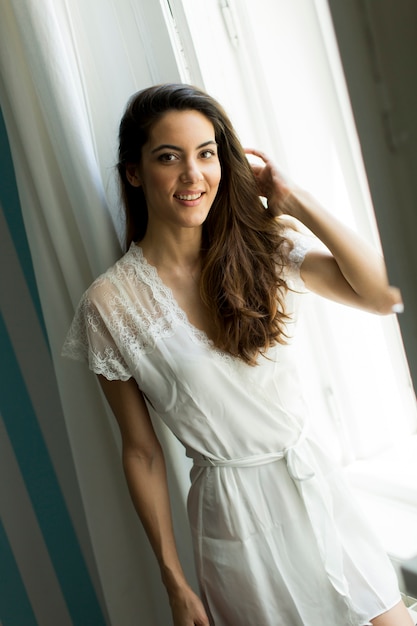 Mujer joven junto a la ventana