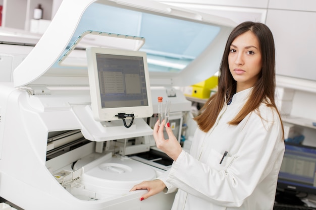 Mujer joven en el laboratorio médico moderno