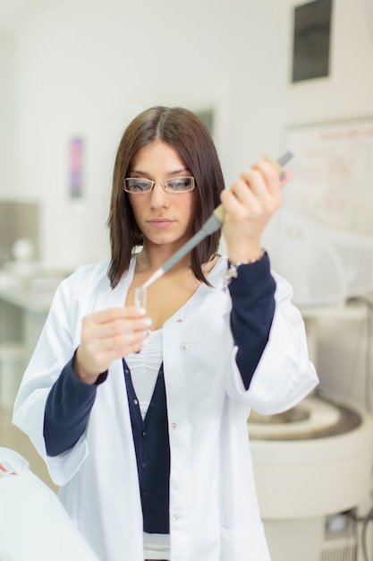 Mujer joven en el laboratorio médico