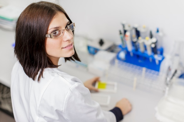 Foto mujer joven en el laboratorio médico