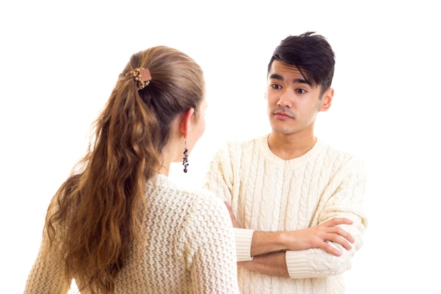 mujer joven, con, largo, castaño, ponytail, y, joven, guapo, hombre, con, pelo negro, en, suéteres, hablar