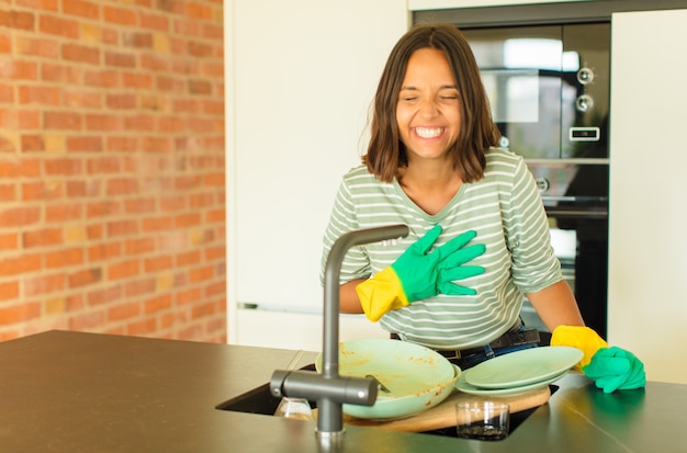 Foto mujer joven lavando platos