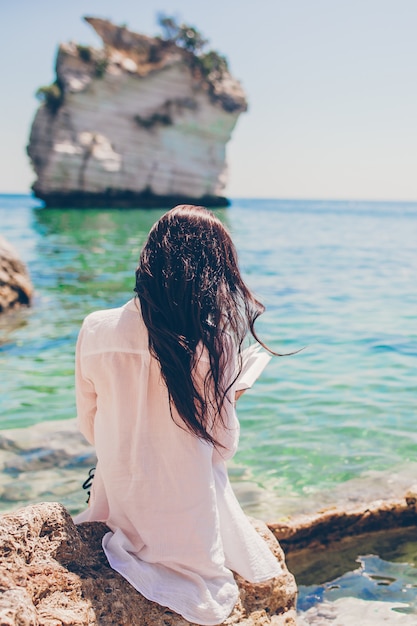 Mujer joven, lectura, en, tropical, playa blanca