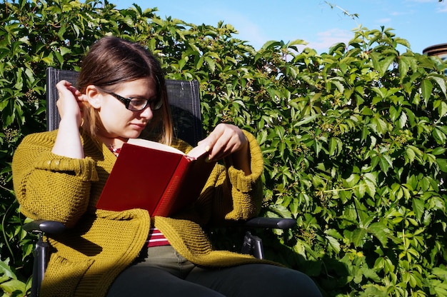 Mujer joven lee un libro Libro en manos de mujeres