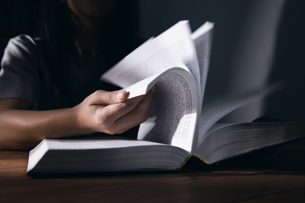 Mujer joven, leer un libro