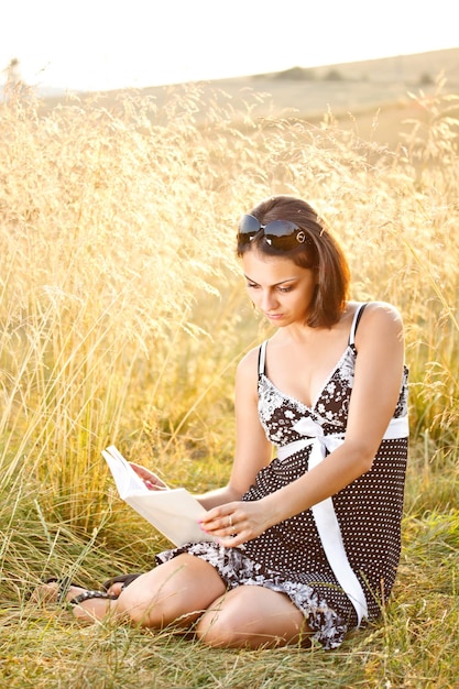 Mujer joven leer libro