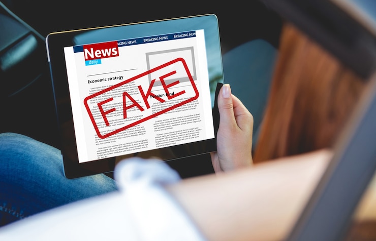 Foto mujer joven leer noticias falsas con tableta en manos sentado en el coche