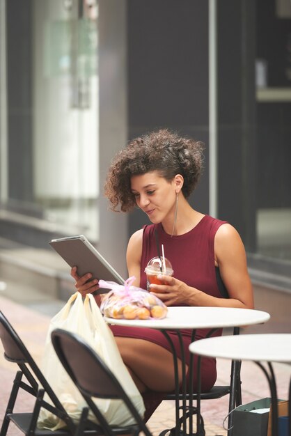 Mujer joven leyendo artículo de noticias