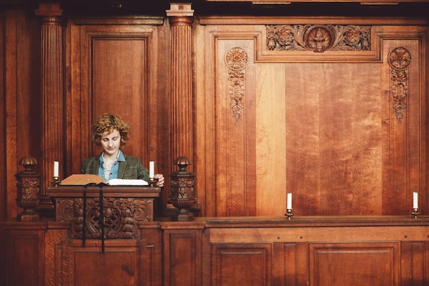 Foto mujer joven leyendo la biblia en la iglesia