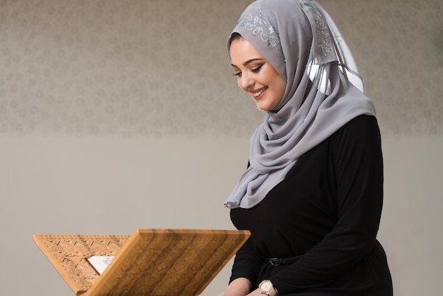 Mujer joven leyendo el Corán en la mezquita