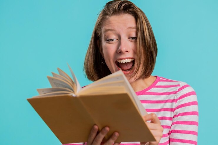 Foto mujer joven leyendo un libro de cuentos de hadas divertidos e interesantes riendo ocio afición educación