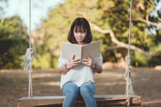mujer joven leyendo