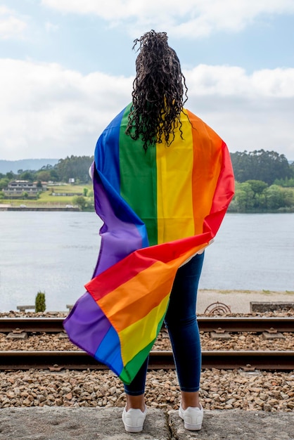 mujer joven, con, lgtb, arco iris, bandera