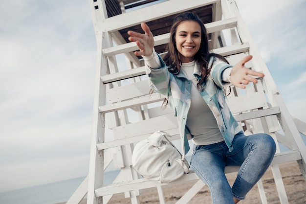 mujer joven libertad al aire libre