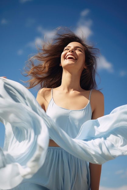 Mujer joven libre riendo contra el cielo azul