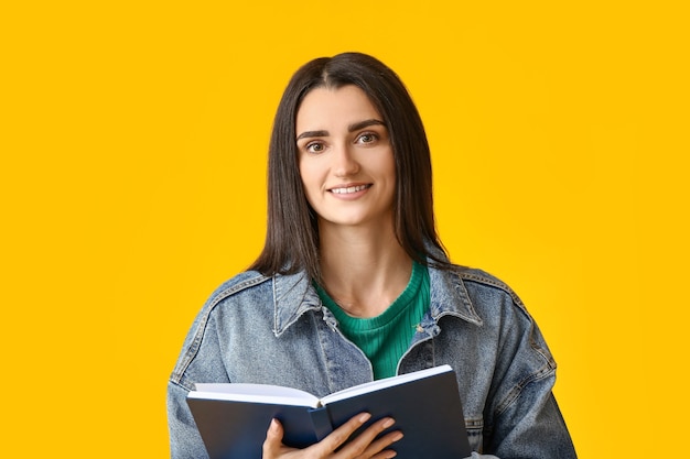 Mujer joven, con, libro, en, color