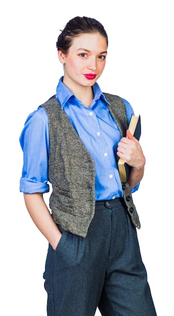 Mujer joven con libro en mano sobre fondo blanco aislado, luz de estudio