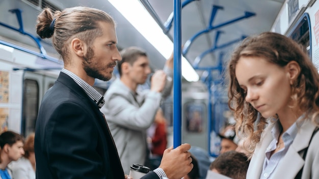 mujer joven, con, un, libro, posición, en, un, tren subterráneo