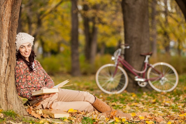 Mujer joven con un libro