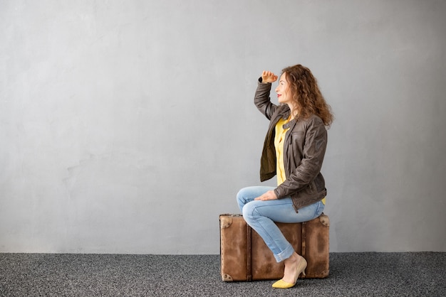 Foto la mujer joven está lista para viajar