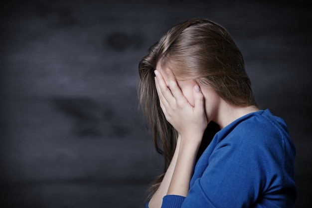 Mujer joven, llanto, en, plano de fondo