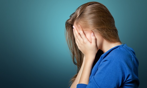 Mujer joven, llanto, en, plano de fondo