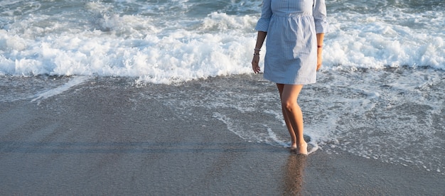 Una mujer joven llegó al mar.