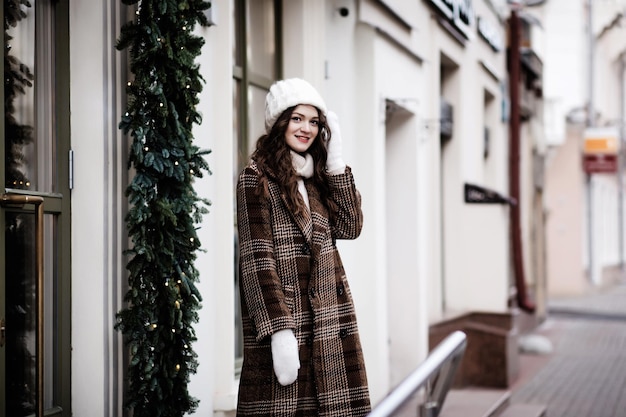 mujer joven, llevando, abrigo invierno