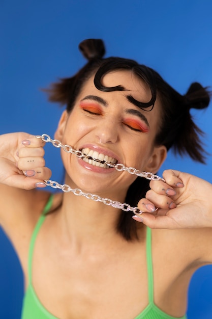 Foto mujer joven, llevando, cadena, collar