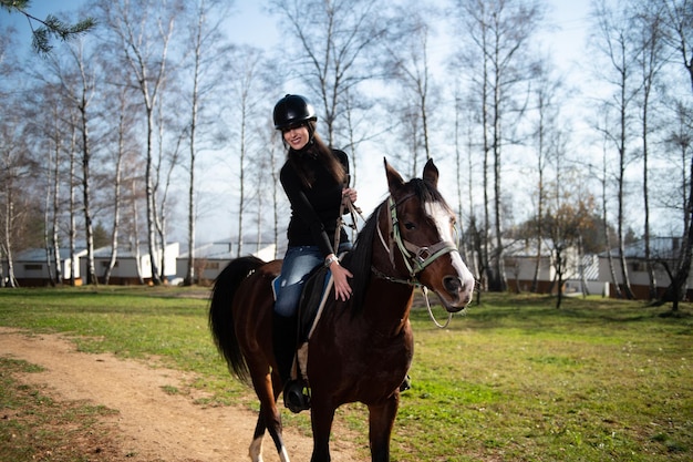 mujer joven, llevando, casco, y, equitación, caballo