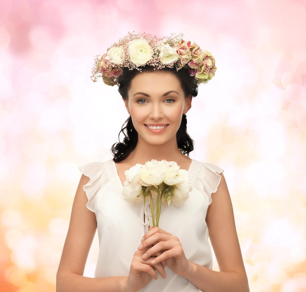 mujer joven, llevando, corona de flores, y, ramo