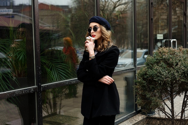 Mujer joven, llevando, elegante, clásico, ropa, y, gafas de sol