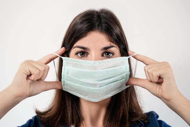 Foto mujer joven, llevando, máscara protectora médica