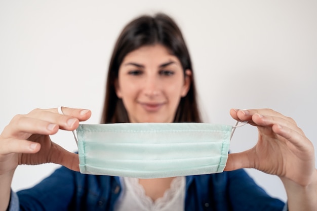 Mujer joven, llevando, máscara protectora médica