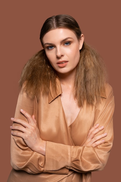Foto mujer joven, llevando, un, moderno, peinado
