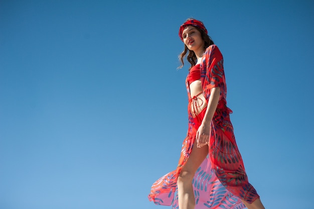 Mujer joven, llevando, rojo, playa, desgaste