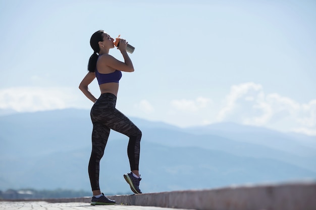 Mujer joven, llevando, ropa deportiva, ejercicio