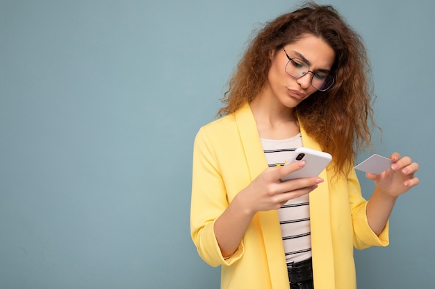 Mujer joven, llevando, ropa de diario