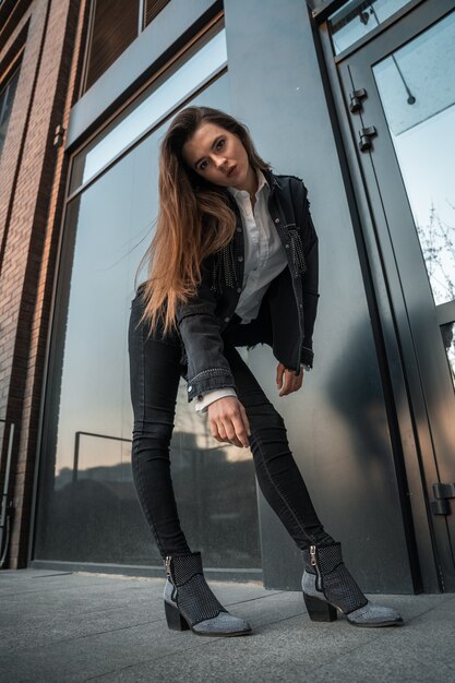 Mujer joven, llevando, ropa de moda