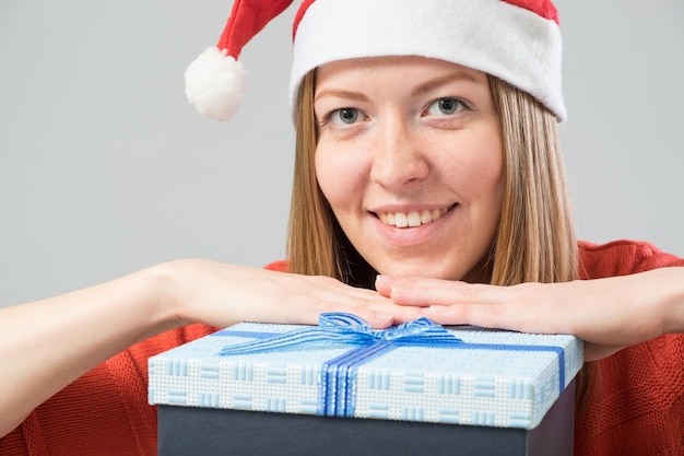 mujer joven, llevando, un, santa sombrero, con, caja obsequio