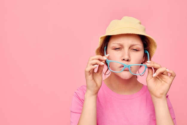 mujer joven, llevando, un, sombrero de panamá, y, anteojos, posar, aislado, plano de fondo